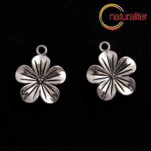 Květina - př&iacute;věsek starostř&iacute;bro 23x20mm