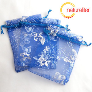 D&aacute;rkov&yacute; organzov&yacute; s&aacute;ček modr&yacute; s mot&yacute;ly 12x9cm